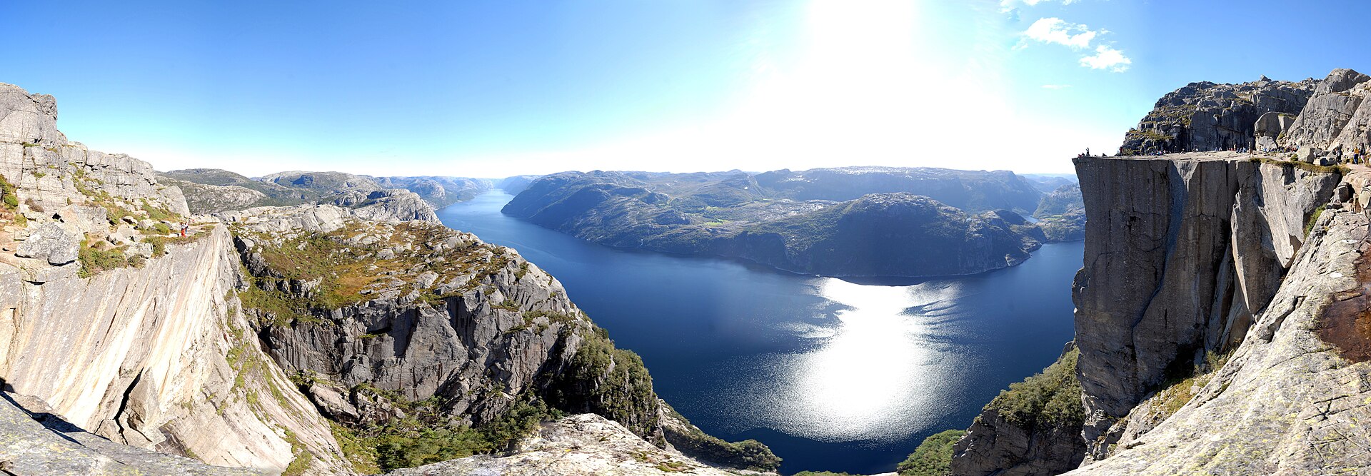 Lysefjord & Preikestolen base